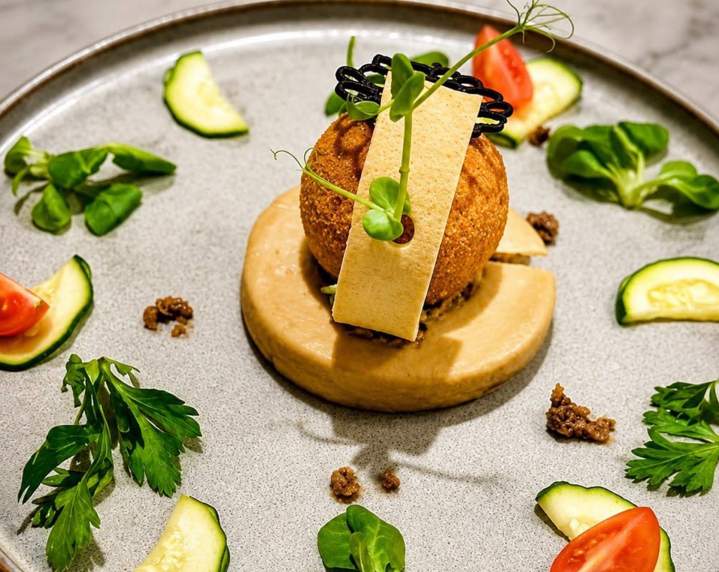 Plat bistronomique coloré et raffiné au Lamentin